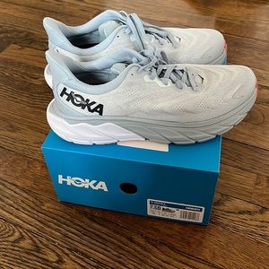 Hoka Arahi 6 running sneakers